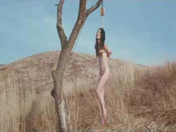 美女を全裸で木に吊るしほったらかしな究極羞恥な放置プレー