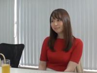 素人美少女が男性宅にデリバリー→ペニスに跨がり腰を振りまくる