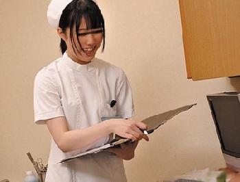 とても綺麗な白衣の天使のパンツが透けてる!?しかもモジモジ恥ずかしがってる好色ナースと夜間診療W