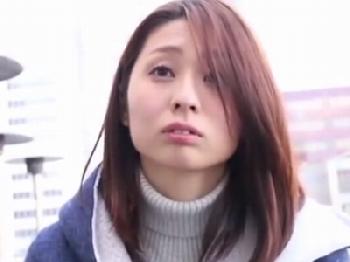 とても綺麗な人妻がチェリーボーイを優しくリードし筆おろし