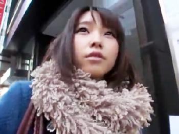 謝礼金に惑わされ辛抱できずハメ撮り了承する素人娘