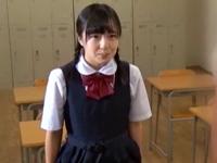 校長先生と恋人同士なマジ●チ女子校生が教室で陰毛がないワレメを広げて中出し交尾