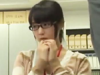 上司に口内性交を強要されてオフィスで性的凌辱されるメガネ女性会社員