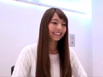 カフェで働くアイドル顔の女子大生がオナニーだけじゃモノ足らずAVデビュー!!