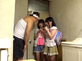 完全に事案!!近所のミニ系女子2人を家に連れ込み犯〇行為を繰り返す巨漢オヤジ!!