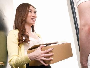 それを知ってか知らずがランジェリー姿が見えるように僕に色仕掛けしてくるお隣さん