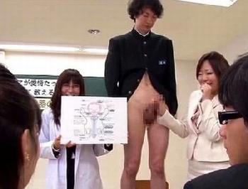 母子でまさかのSEX実習!!息子の息子を咥えてムラっときた主婦たちW