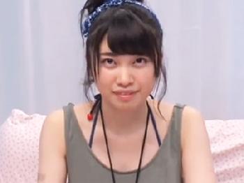 清楚な童顔女子大生がチェリーボーイのオナニーのお手伝い中に性的興奮して筆おろしサービス