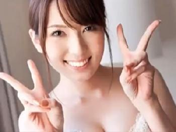 性的欲望が爆発寸前の人妻が隣の青年を廊下で襲い騎乗位プレイで精液搾取