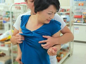 万引きGメン熟女がまさかの誤認捜査…その代償として体を差し出すことになり…