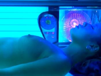 日焼けサロンにきた巨乳の黒ギャルに媚薬を盛ったマッサージ盗撮