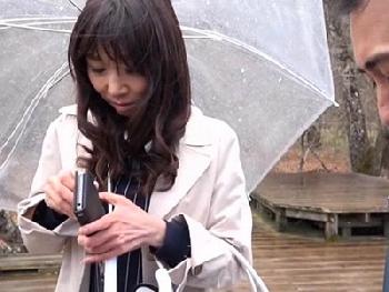 女手1つで育てられた息子が恩返しのように母親に挿入性交