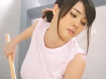 とても綺麗な爆乳女性の番頭さんが入浴中の常連客を劣情をかき立てる身体でエロサービスW