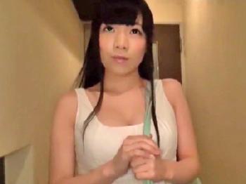 可愛い箱入り娘の巨乳娘が巨乳にペニスを挟み込んでパイズリ抜き!!