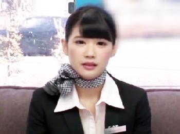 現役キャビンアテンダントのキュートな少女が悩める草食男子と直ちに性行為!!