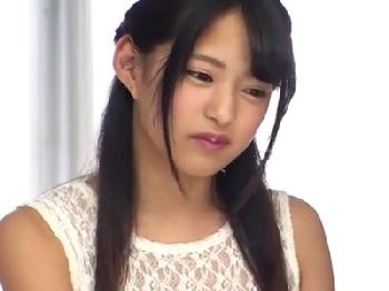 顔立ちのはっきりした童顔美少女が女性器の最奥に子宮へ直接射精されて着床