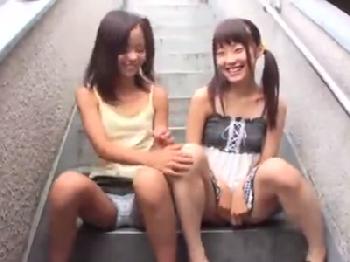 純粋無垢な童顔娘達の陰毛がないワレメを悪戯して精液ぶっかけ