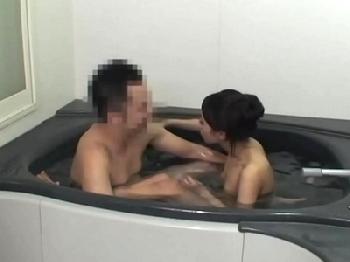 いい歳して一緒に風呂に入る娘→父のペニスに性的興奮してフェラ