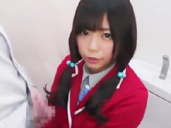 便所で男子のセンズリ鑑賞して顔面射精される無垢な女子校生