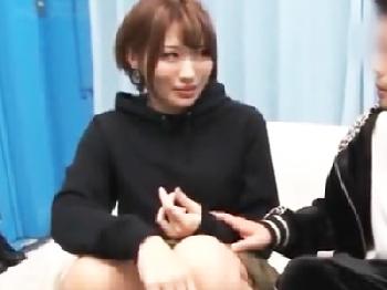 ショートヘア美女が彼氏の浮気現場を目撃して当てつけに自分も他人と性交するW