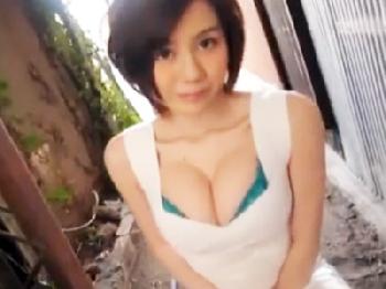 タクシーの運転手に色仕掛けして人目もはばからず野外で激SEX