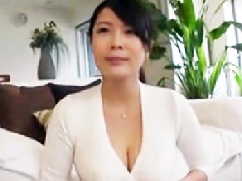 性的欲望が爆発寸前の巨乳人妻がAV応募→夫が仕事中に自宅でコンドーム未装着の膣射性交