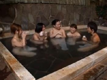 女湯に迷い込んだ若ペニスをおいしく頂く美魔女
