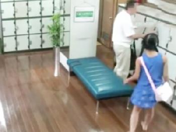 男湯に入ったあどけない少女が気持ち悪い中年男性に婦女暴行