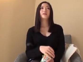 浮気セックス志願してきた素人人妻に遠慮なく中出し