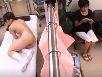母親がカーテンを隔てているのに猥褻医者に婦女暴行された女子校生たち