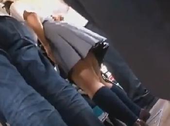 抵抗しない女子校生を痴漢→その後廃屋へと連れ込んで膣孔を小便強姦