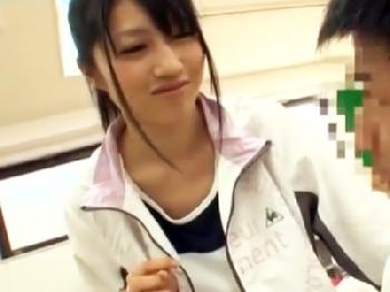 陸上部の貧乳女子校生の乳房の谷間に興奮!!勃起がバレて教室でゴムなし交尾