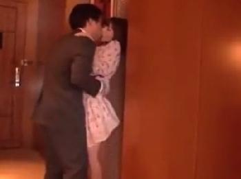 年上上司との不貞交尾で燃え上がる女性会社員が部屋に入るならおっぱじめる!!