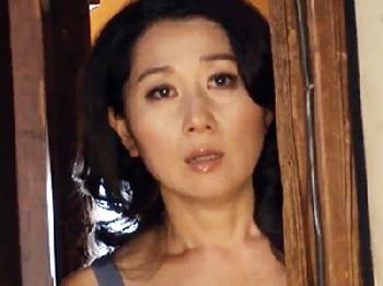 性的欲望が爆発寸前の雅やかな人妻がオナニー中の息子を見て耐えきれずに近親性交