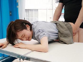 マジックミラー号に連れ込まれ彼氏とのTV電話中に他人棒で絶頂する上京女子大生