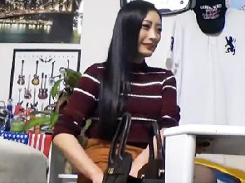 ナンパで捕獲したスレンダー妻をヤリ部屋に連れ込み寝取り膣射交尾を盗撮