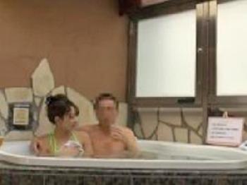 部下OLと親睦を深めるジャグジー→挿入、避妊具未装着で膣内射精