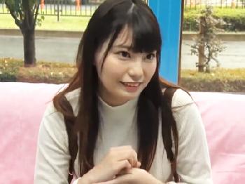 悩める男性の為に魅力的な女子大生が性的感度がとても良いペニスを優しく手コキしてから本番W