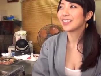 焼き鳥屋で働く看板娘をナンパしてガチ本番交渉→一回なら了承という事だったので3発ヤってやった