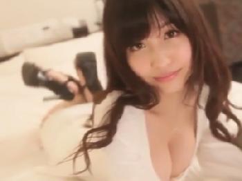 清楚系な色白お姉さんとの性行為で溜め込んだオナ禁精液が勢いよく噴射