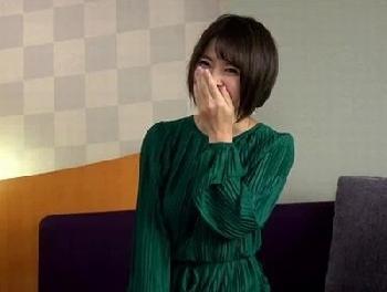 26歳・神素人人妻が降臨!!身体の割にお椀型な巨乳