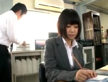 新人女性会社員が上司の性的ハラスメントに抵抗できずヤラれ性交