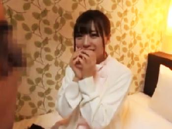 恥ずかしがりながら肉棒をシゴいてくれる現役ナースとハメ撮り膣内射精