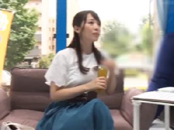 人懐っこい笑顔を見せるハツラツ若妻が骨盤矯正と偽って変態アナルセックスされる