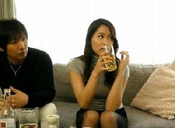 泣きボクロが印象的でいつもとても綺麗な近所の奥さん→昼間っから一人でオナニーしている爆発寸前な性的欲望を抑えきれずに一線越え...