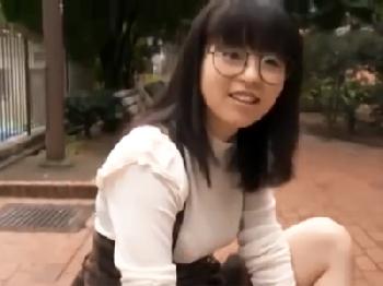 眼鏡で巨乳の地味系娘を自宅で強烈な性行為してスペルマを避妊具なしで射精