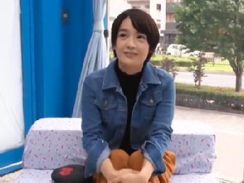 ショートヘアのボーイッシュ素人娘がマジックミラー号に乗ってしまい生股間の穴に直接射精され悶絶