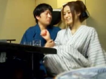 娘の隣で寝取られるも感じてしまうマダムの様子W