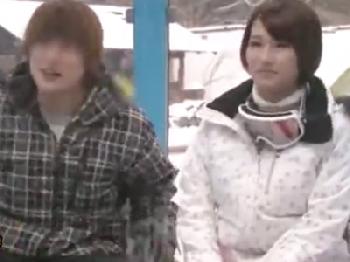 男友達のペニスに跨がり素股マッサージ→辛抱できずにそのまま避妊具未装着で挿入