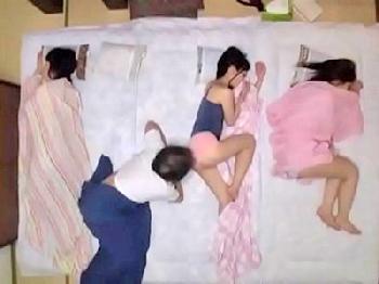 義理の娘と川の字就寝→無防備な寝姿に夜這いする父